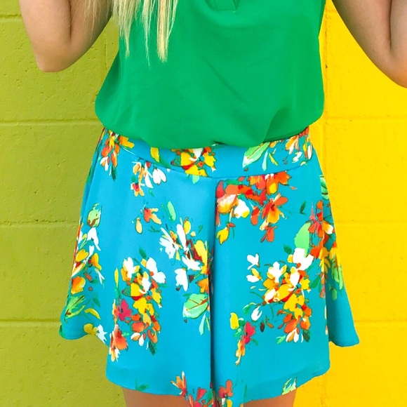 Adrienne Pants - ADRIENNE FLORAL FLOWY SHORTS Adrienne Pants - ADRIENNE FLORAL FLOWY SHORTS